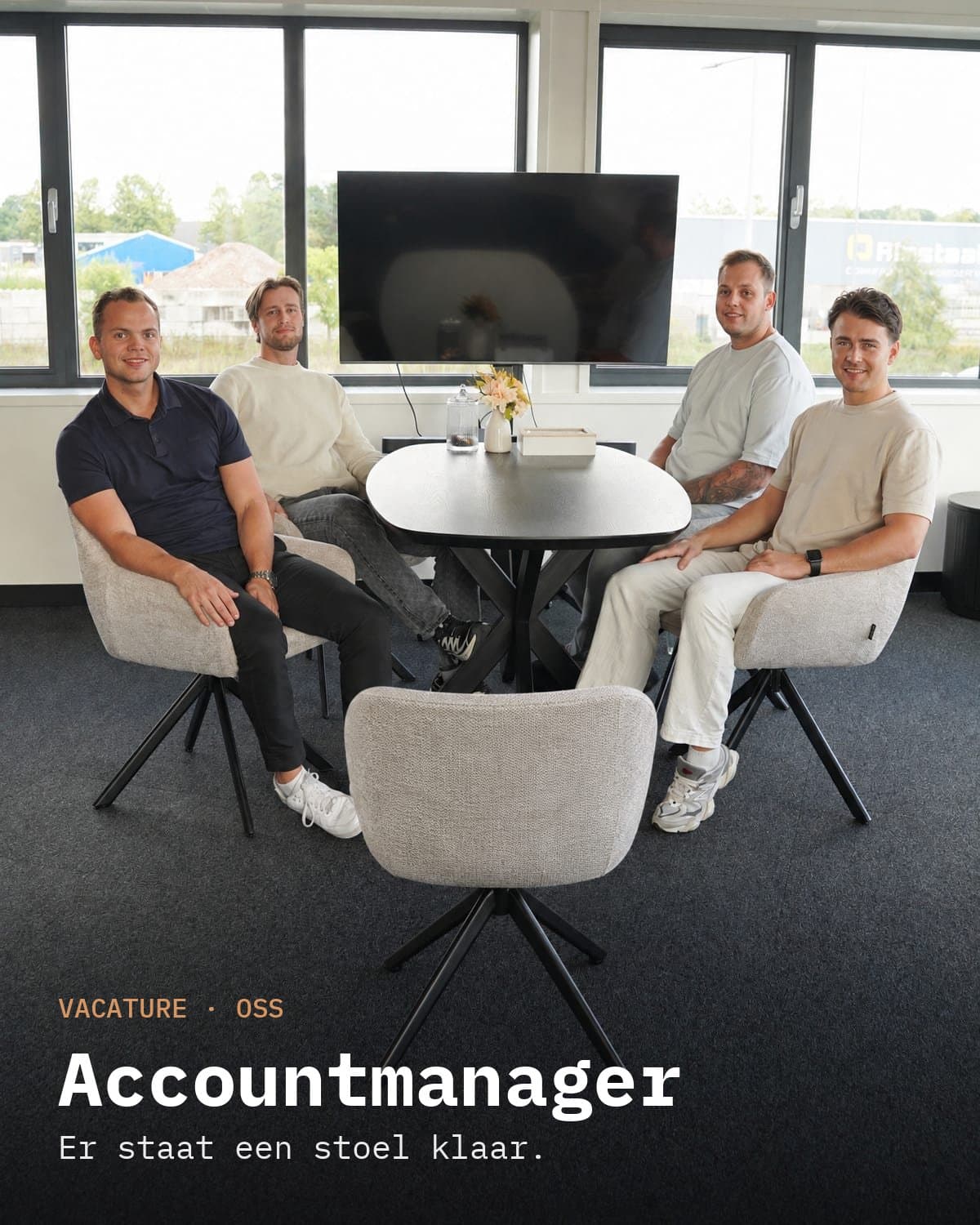 Vier teamleden van Elusive Innovations aan de ronde vergadertafel in het kantoor in Oss, met een lege stoel op de voorgrond. Onderin de tekst: Vacature, Oss. Accountmanager. Er staat een stoel klaar.