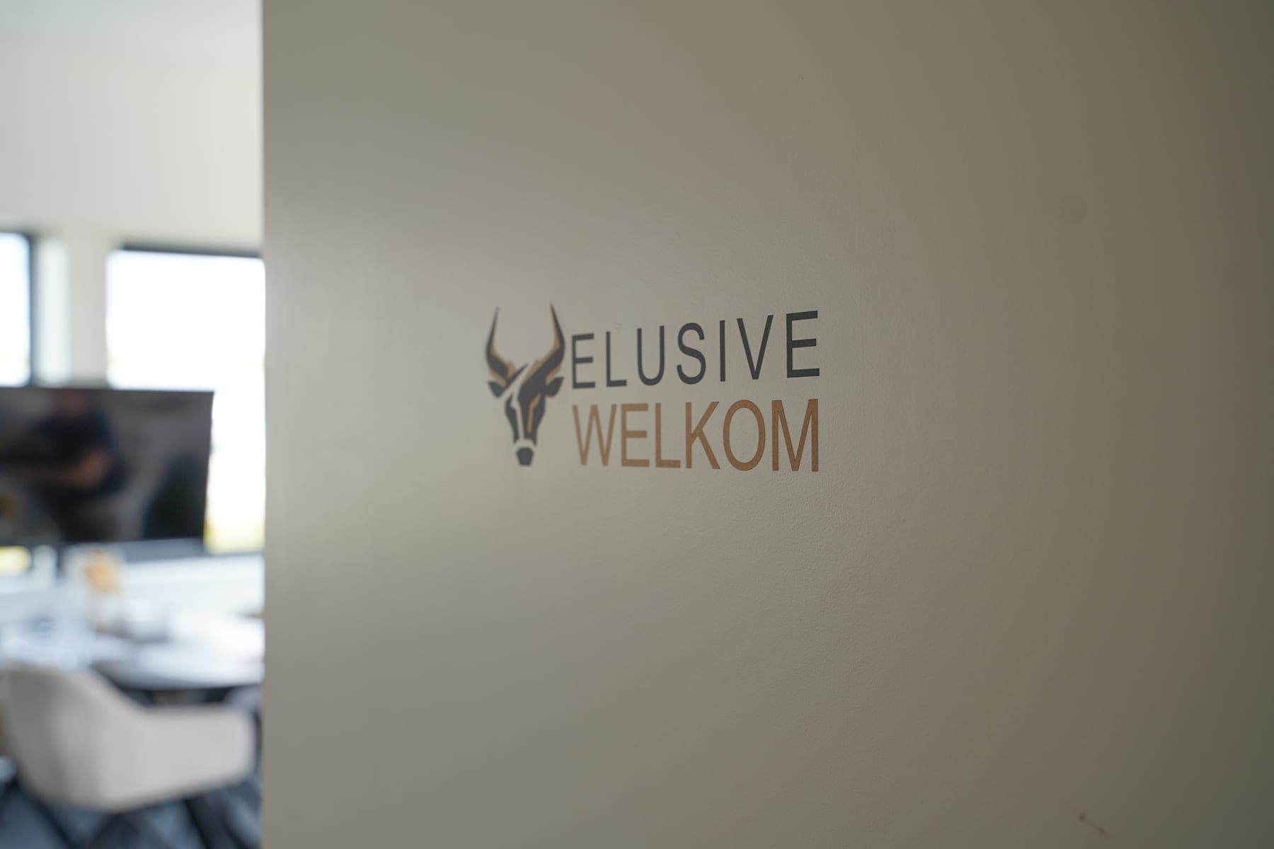 Bordje met het Elusive-logo en het woord Welkom op de kantoordeur