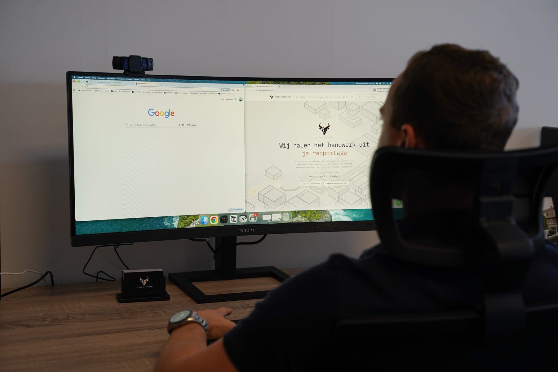 Breed scherm met links Google en rechts de website van Elusive, een teamlid kijkt mee vanuit zijn stoel